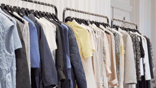 Skærmbillede 2021-12-03 kl. 12.15.02 Baum und Pferdgarten clothes hanging on open racks.