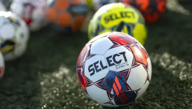 Brillant_Super_TB_v23_other_footballs_cropped Select and Derbystar case at Kontainer